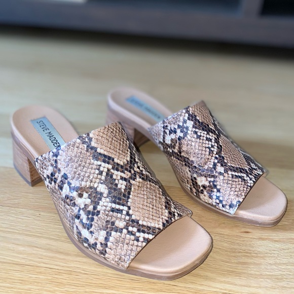 Steve Madden ALESSIA SNAKE-PRINT MULE SANDALS IN TAN SNAKE - Picture 3 of 9